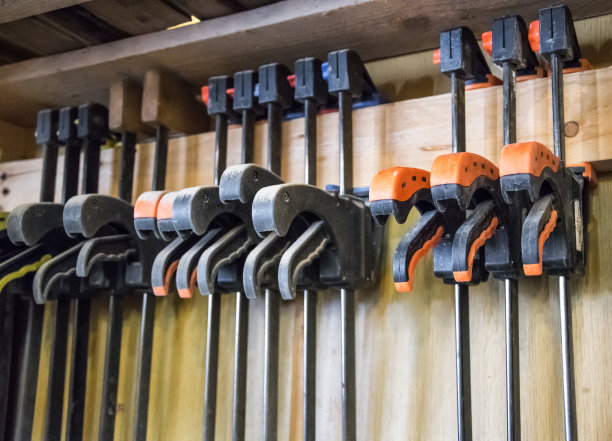 木工车间。木工用夹子图片下载