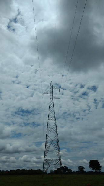 中心高能量塔地平线与暴风雨的云上面图片下载