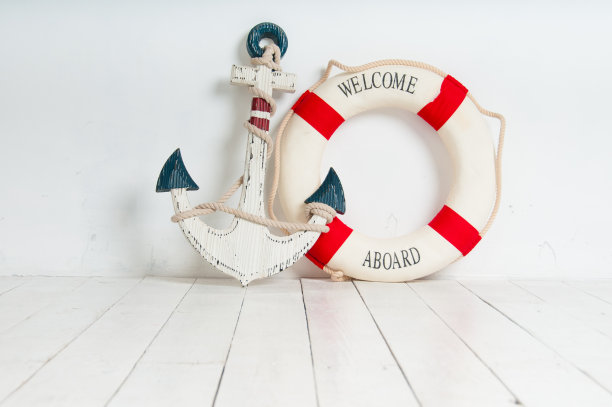 锚和救生圈放在白色的木地板上图片下载