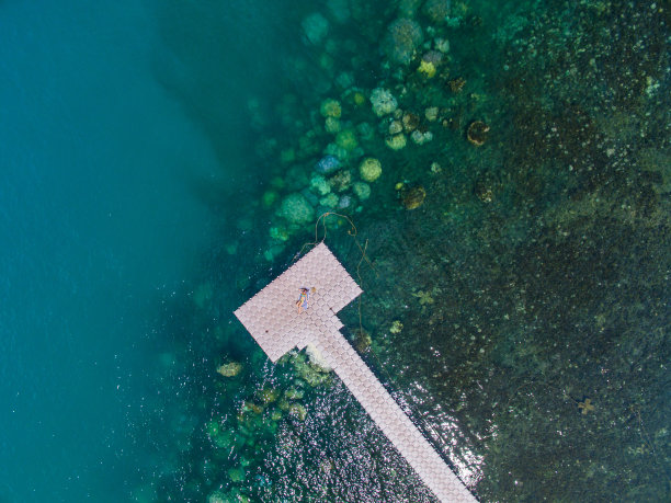 浮桥上的女人鸟瞰图图片下载