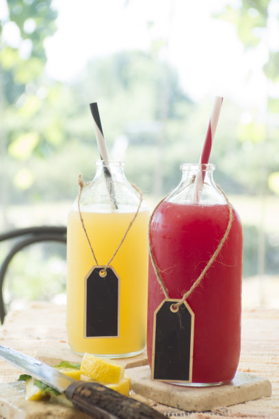 红色和黄色的橙汁图片下载