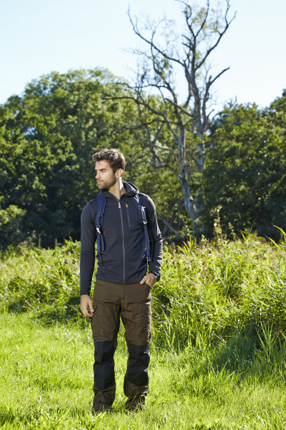 徒步旅行者在草地上图片下载