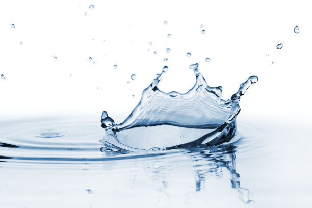 在水面上飞溅图片下载