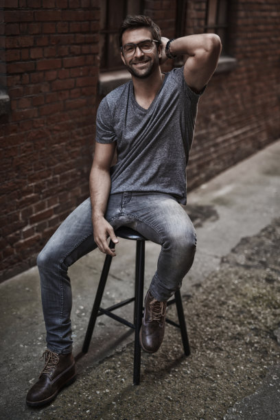 坐在凳子上的城市人图片下载