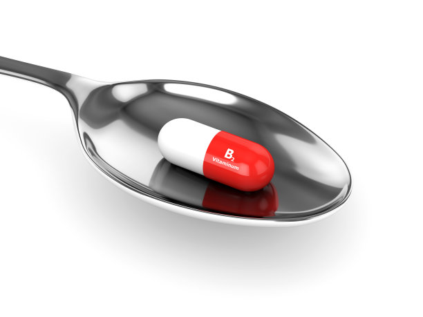 B2维生素丸在勺子上的三维渲染图片下载