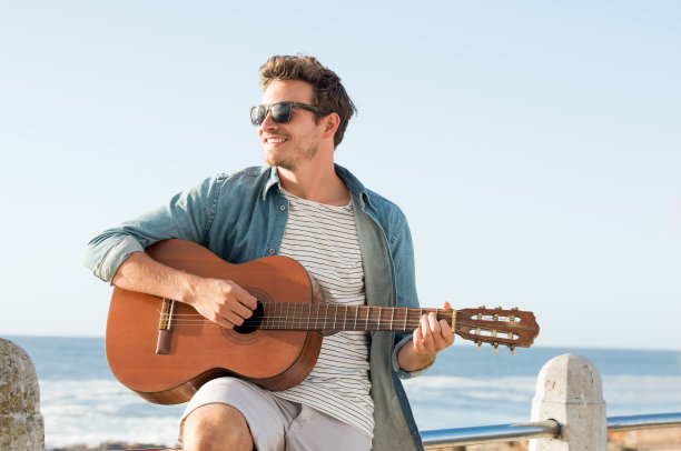 人弹吉他图片下载