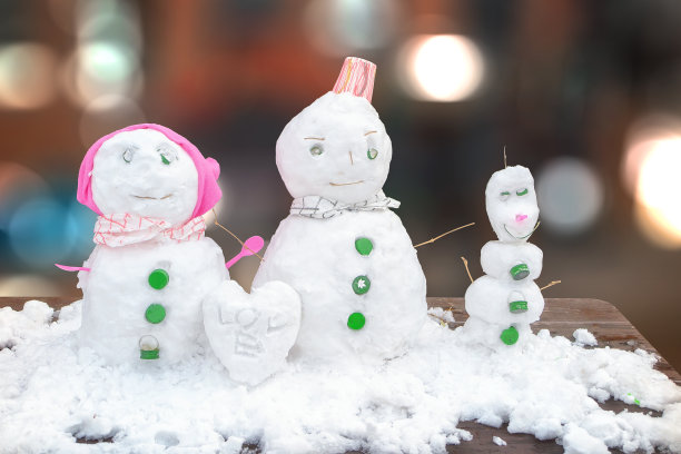 雪上的一家人图片下载