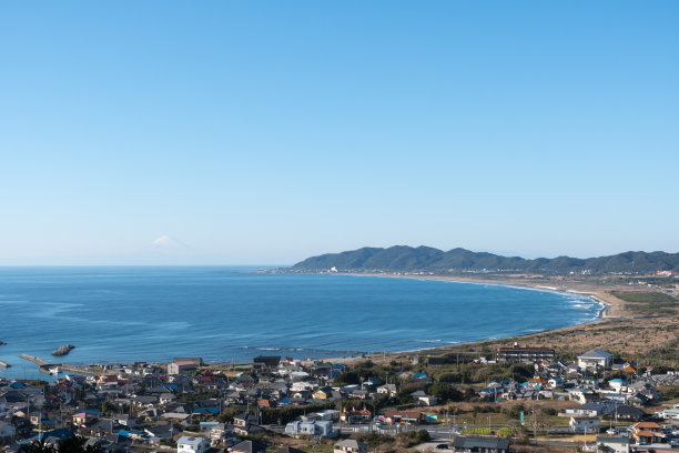 山、千叶山和富士山的北条海根海滩图片下载