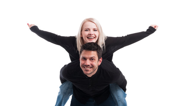 年轻男子让女人骑在背上图片下载