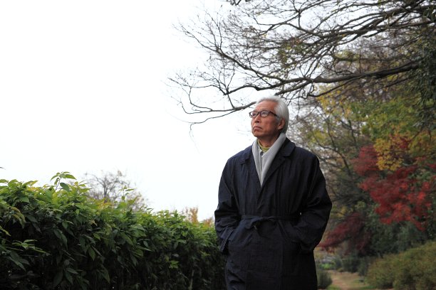 日本老人走在秋天的小路上，京都图片下载