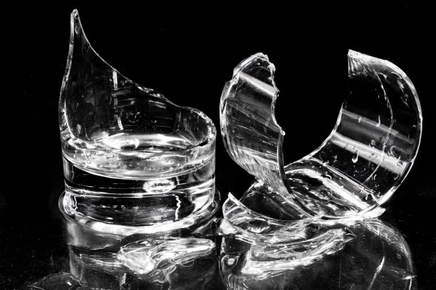 黑色背景上的碎玻璃。图片下载