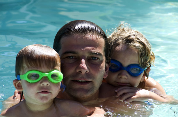 父子俩在游泳池里图片下载