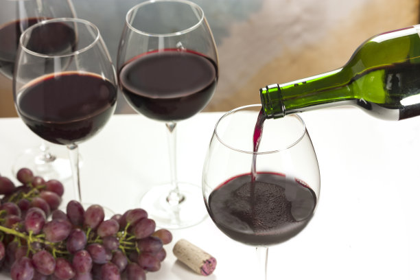 红酒从瓶子倒进玻璃杯的照片图片下载