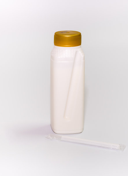 牛奶在塑料瓶与封闭的盖子在白色背景图片下载