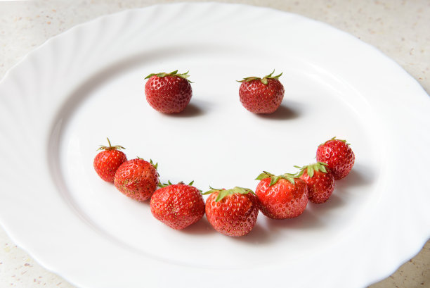 草莓的笑脸形状图片下载