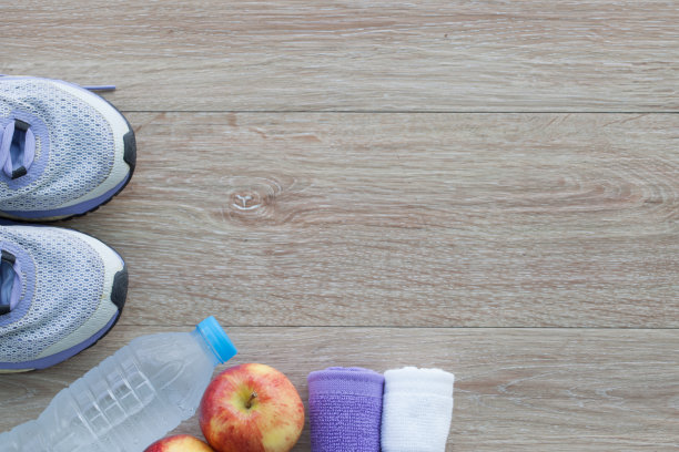 健身概念与跑鞋，毛巾，水，应用图片下载