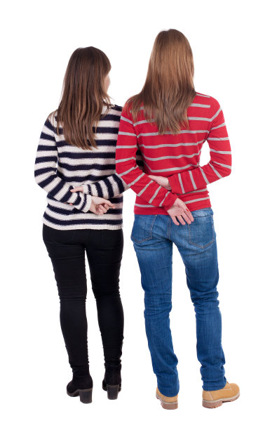 两个小女孩的后视图图片下载