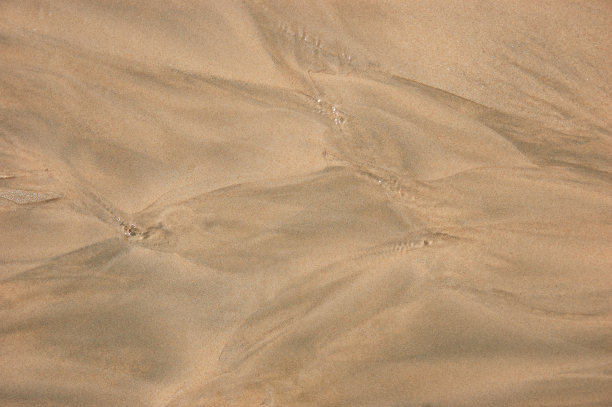 一条河在海滩上流向大海图片下载