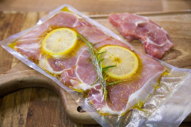 真空包装的真空牛排。图片下载