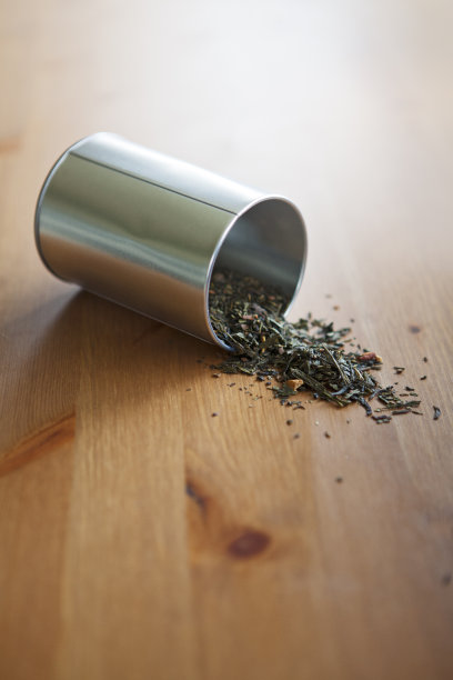 散装草药茶在一个罐中图片下载