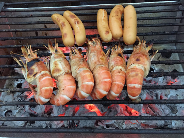 烤虾和香肠。图片下载