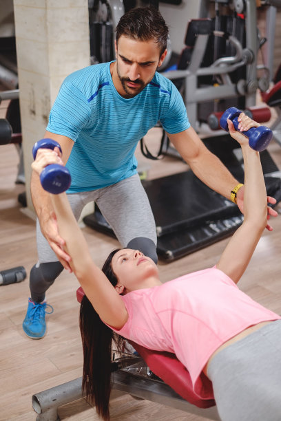 教练训练女孩的胸部飞行图片下载