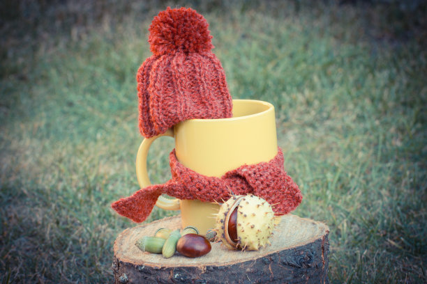 复古照片，一杯饮料与羊毛帽包裹围巾图片下载