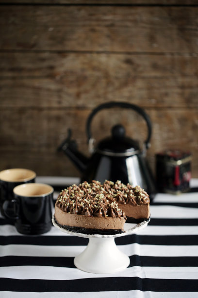 巧克力芝士蛋糕，饼干皮，奶油和坚果图片下载