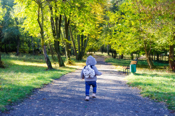 秋天的森林里有个小孩图片下载