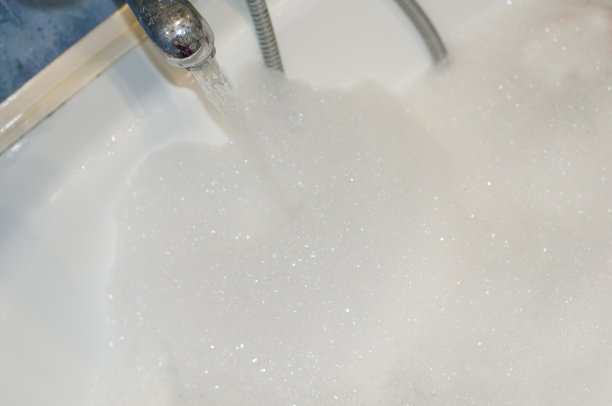 往浴缸里倒水图片下载