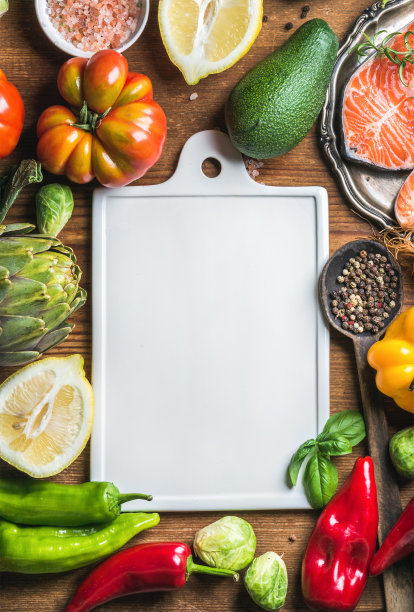 晚餐烹饪ingredints。生的生鲑鱼排配蔬菜图片下载