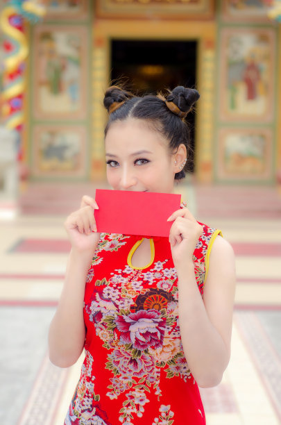 春节快乐。做着祝贺手势的亚洲女孩图片下载