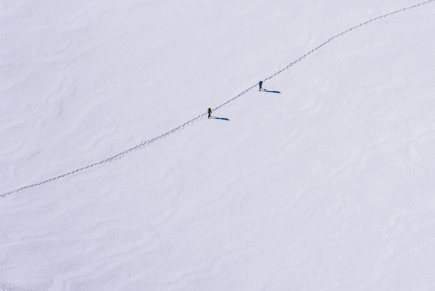 在瑞士冰川上攀冰-阿莱奇冰川图片下载