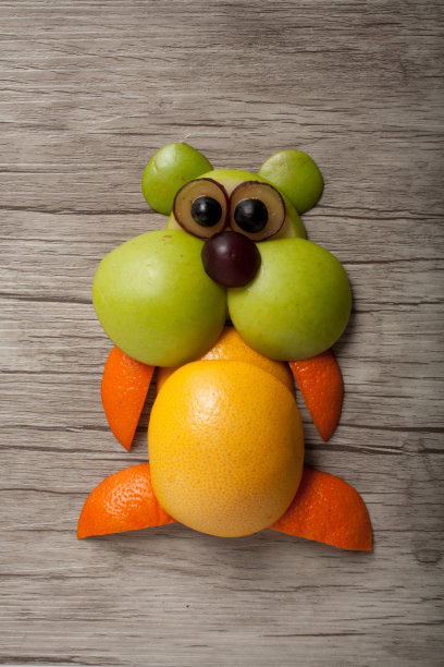 用橘子、葡萄柚和苹果做的仓鼠图片下载