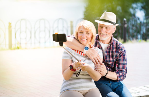 年老的夫妇享受彼此图片下载