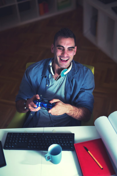 在办公室玩电子游戏的男人图片下载