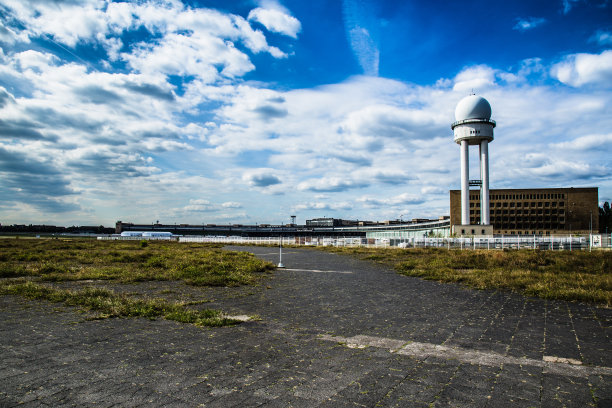 多云天空下的建筑景观图片下载