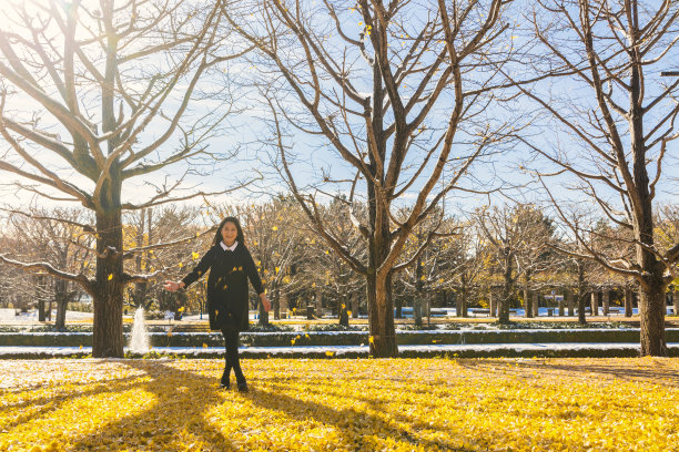日本女孩享受秋天图片下载