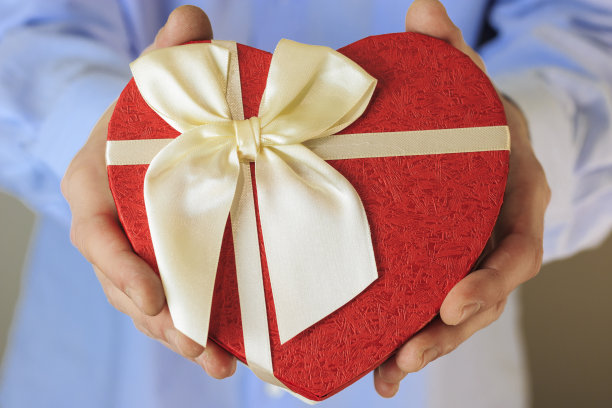 手里拿着一颗心的年轻人图片下载