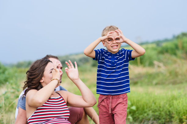 孩子用手做假望远镜图片下载