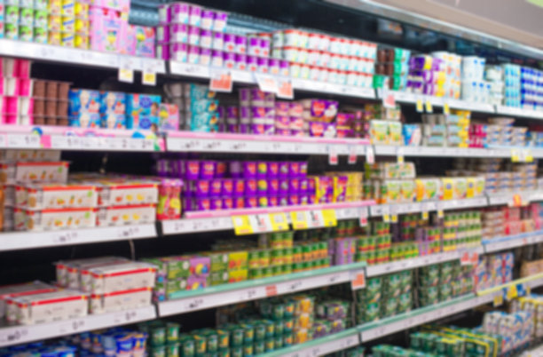 超市货架上乳制品的模糊影像素材图片