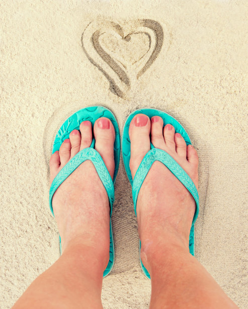 心和女人的脚在沙滩上图片下载