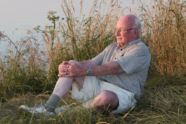 快乐的80岁老人图片下载