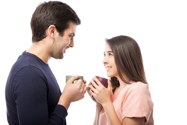 一对年轻夫妇正在享受热饮图片下载