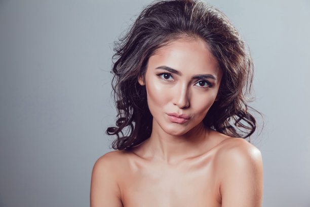 黑发女孩，有着闪亮的卷发和漂亮的妆容图片下载