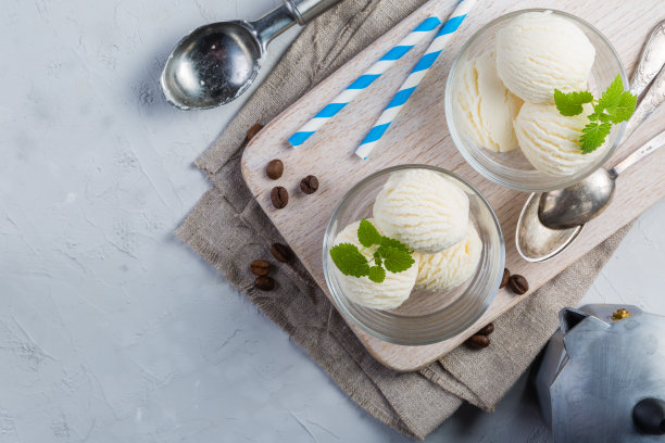 杯装香草冰淇淋图片下载