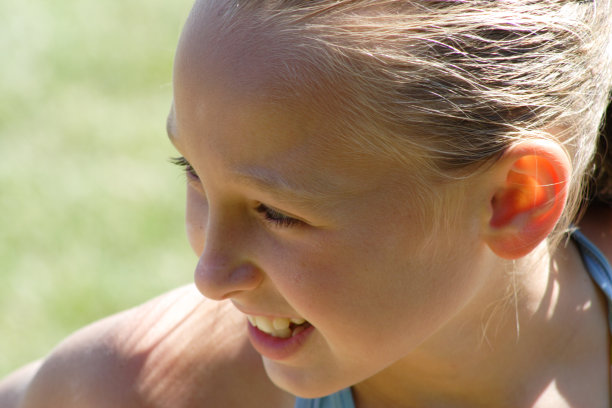 年轻女孩的微笑图片下载
