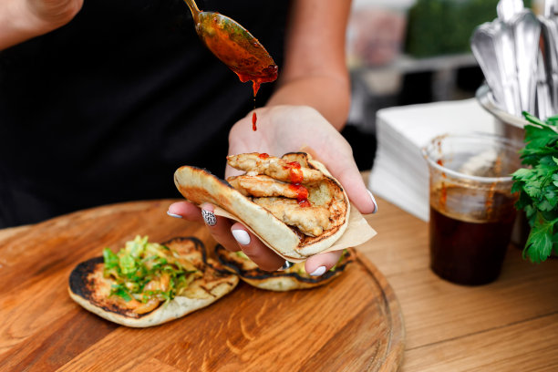 街头小贩在户外做墨西哥玉米卷图片下载