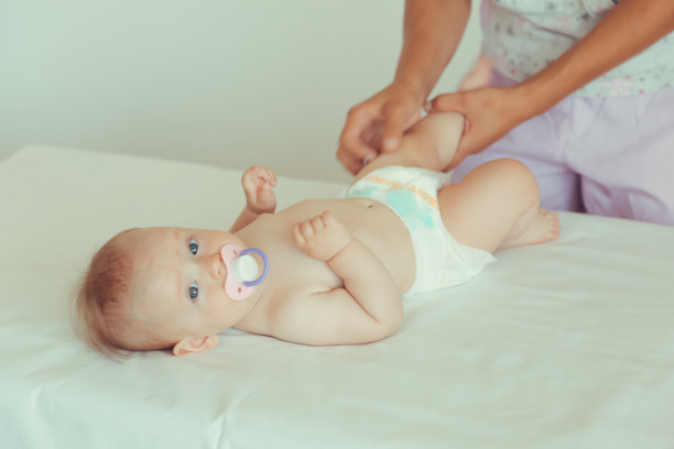 按摩师正在给小孩子按摩图片下载