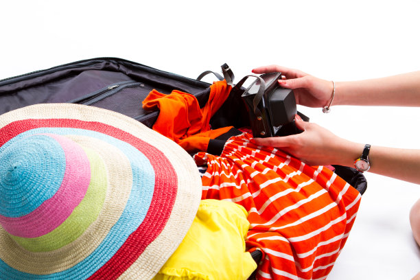 相机盒装在装满相机的手提箱上。图片下载